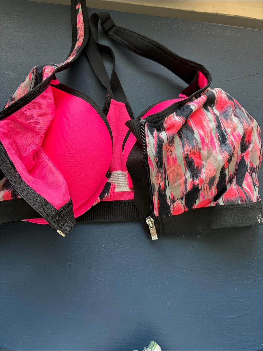 Victoria’s Secret sport Bright Fuchsia Padded Sports Bra with Front Zip